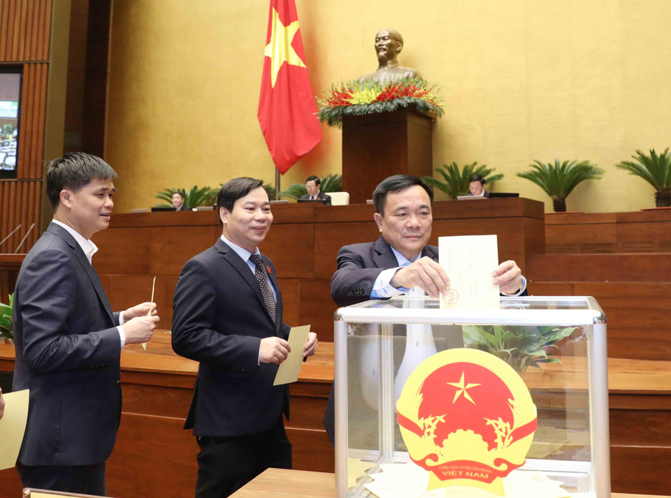 Đại biểu Quốc hội bỏ phiếu bầu Thủ tướng Chính phủ. (Ảnh: Phương Hoa/TTXVN)