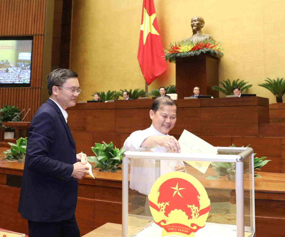 Đại biểu Quốc hội bỏ phiếu bầu Thủ tướng Chính phủ. (Ảnh: Phương Hoa/TTXVN)