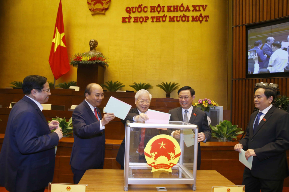 Tổng Bí thư Nguyễn Phú Trọng, Chủ tịch nước Nguyễn Xuân Phúc, Thủ tướng Phạm Minh Chính, Chủ tịch Quốc hội Vương Đình Huệ, lãnh đạo Đảng, Nhà nước và đại biểu Quốc hội bỏ phiếu bầu Phó Chủ tịch nước, một số ủy viên Ủy ban Thường vụ Quốc hội. (Ảnh: Doãn Tấn/TTXVN)