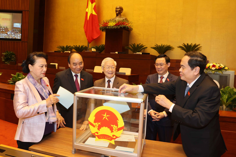 Tổng Bí thư, Chủ tịch nước Nguyễn Phú Trọng và các đại biểu bỏ phiếu. (Ảnh: Trí Dũng/TTXVN)