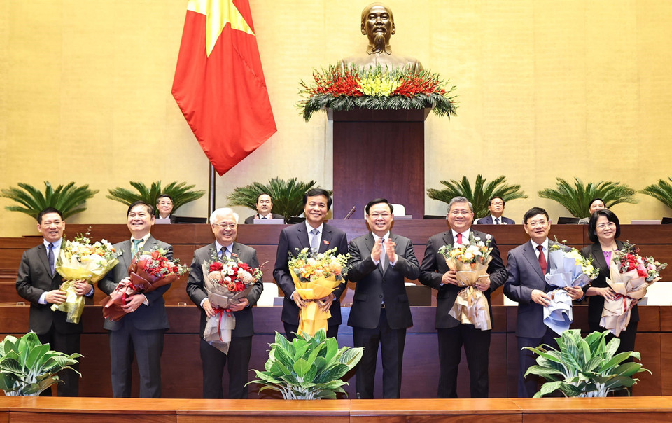 Chủ tịch Quốc hội Vương Đình Huệ tặng hoa Phó Chủ tịch nước Đặng Thị Ngọc Thịnh và một số ủy viên Ủy ban Thường vụ Quốc hội vừa được miễn nhiệm. (Ảnh: Trọng Đức/TTXVN)