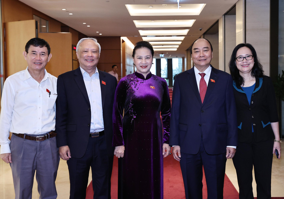 Chủ tịch nước Nguyễn Xuân Phúc, nguyên Chủ tịch Quốc hội Nguyễn Thị Kim Ngân và các đại biểu Quốc hội đến dự phiên họp. (Ảnh: Trọng Đức/TTXVN)