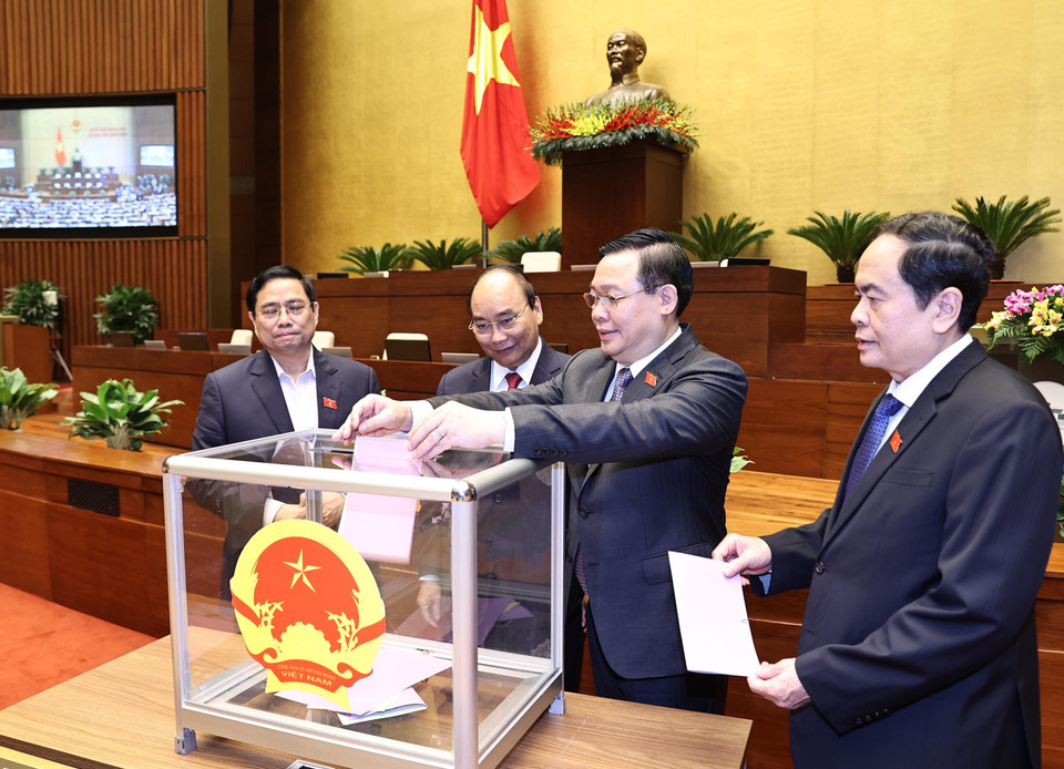 Các đồng chí lãnh đạo Đảng, Nhà nước bỏ phiếu miễn nhiệm Phó Chủ tịch nước; một số ủy viên Ủy ban Thường vụ Quốc hội, Chủ nhiệm một số Ủy ban của Quốc hội, Tổng Thư ký Quốc hội, Tổng Kiểm toán nhà nước. (Ảnh: Trọng Đức/TTXVN)
