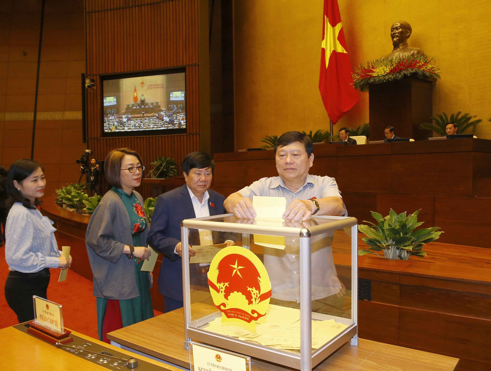 Đại biểu Quốc hội bỏ phiếu bầu Chủ tịch nước. (Ảnh: Doãn Tấn/TTXVN)