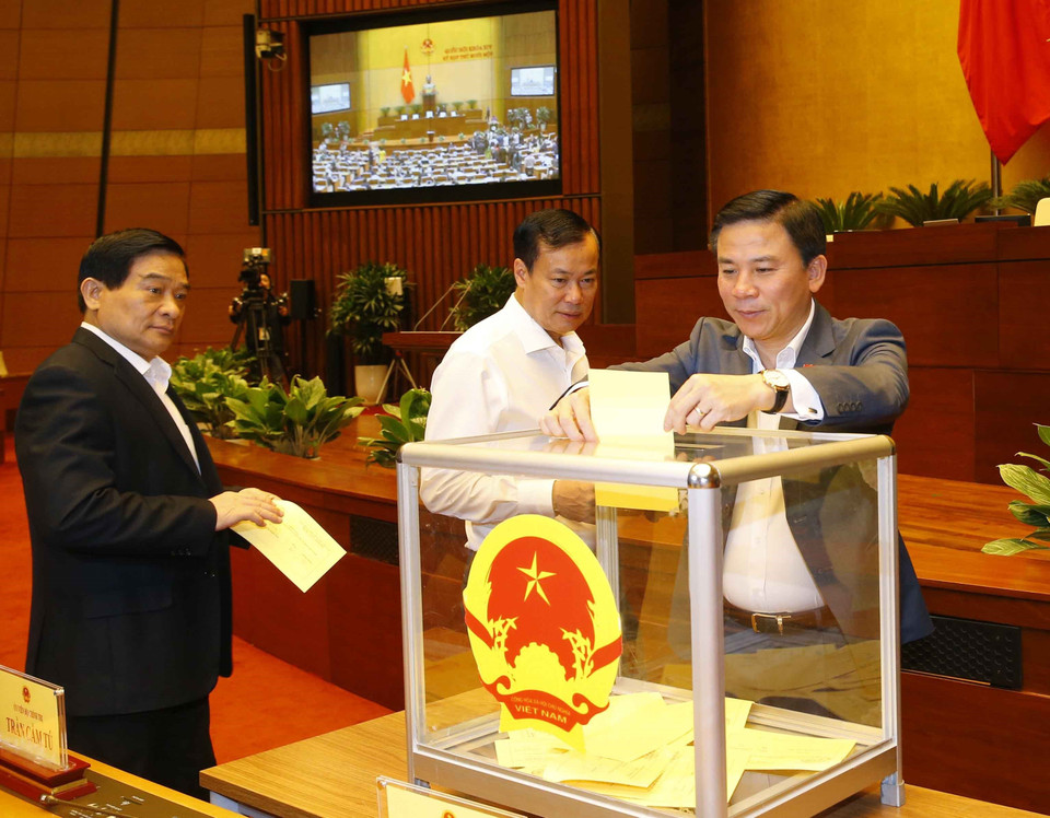 Đại biểu Quốc hội bỏ phiếu bầu Chủ tịch nước. (Ảnh: Doãn Tấn/TTXVN)