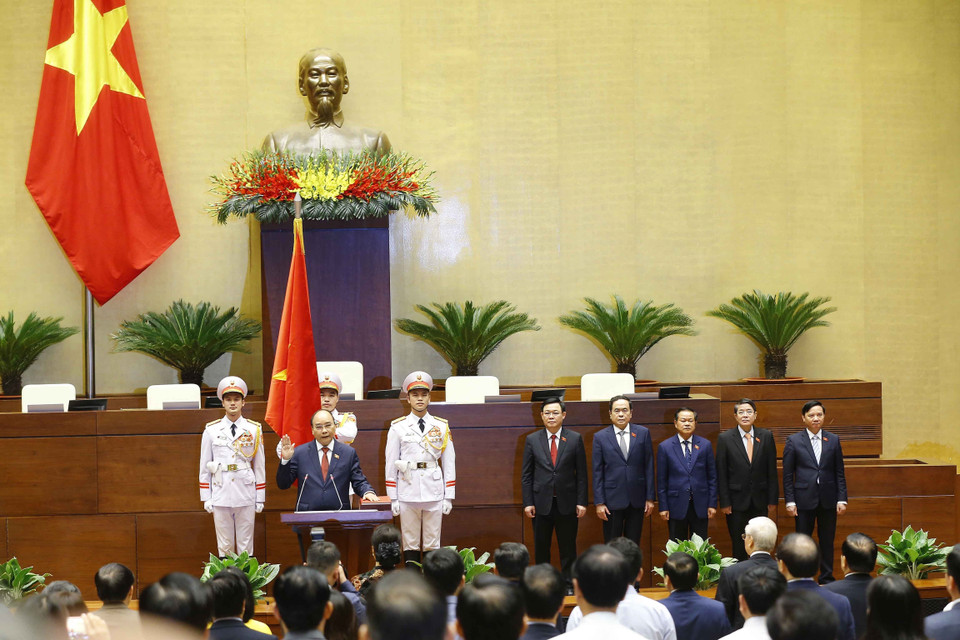 Chủ tịch nước Nguyễn Xuân Phúc tuyên thệ nhậm chức. (Ảnh: Doãn Tấn/TTXVN)