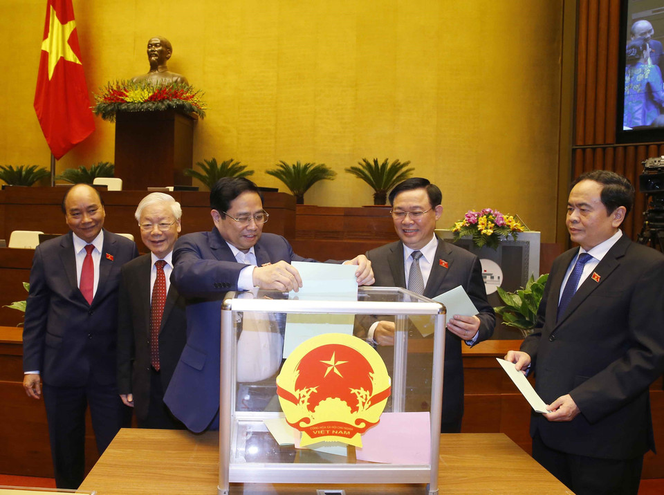 Thủ tướng Phạm Minh Chính, Chủ tịch Quốc hội Vương Đình Huệ, lãnh đạo Đảng, Nhà nước và đại biểu Quốc hội bỏ phiếu bầu Phó Chủ tịch nước, một số ủy viên Ủy ban Thường vụ Quốc hội. (Ảnh: Doãn Tấn/TTXVN)