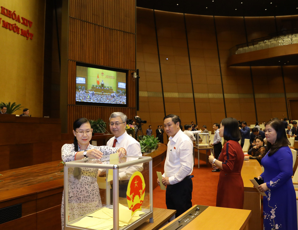 Các đại biểu Quốc hội bỏ phiếu bầu Chủ tịch nước. (Ảnh: Văn Điệp/TTXVN)