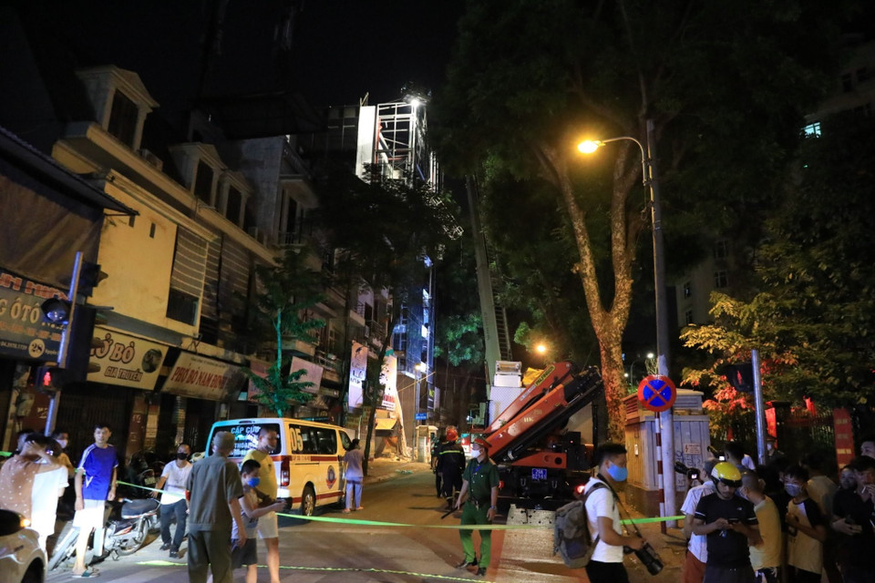 Lực lượng chức năng tiến hành phong tỏa hiện trường vụ tai nạn. (Ảnh: Thành Đạt/TTXVN)