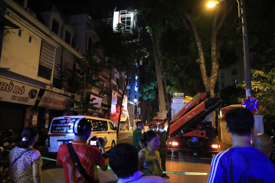 Lực lượng chức năng tiến hành phong tỏa hiện trường vụ tai nạn. (Ảnh: Thành Đạt/TTXVN) 