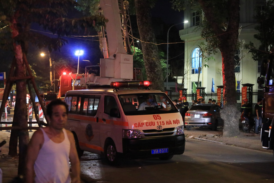 Xe cứu thương đưa các nạn nhân đi cấp cứu. (Ảnh: Thành Đạt/TTXVN)
