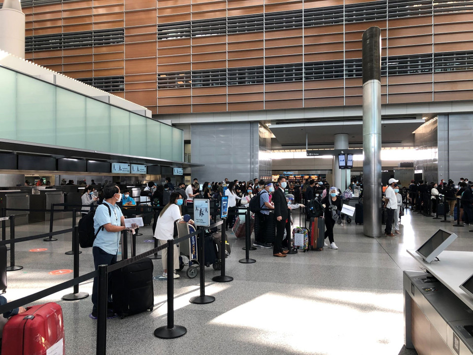 Các công dân chờ lên máy bay về nước. (Nguồn: TTXVN)