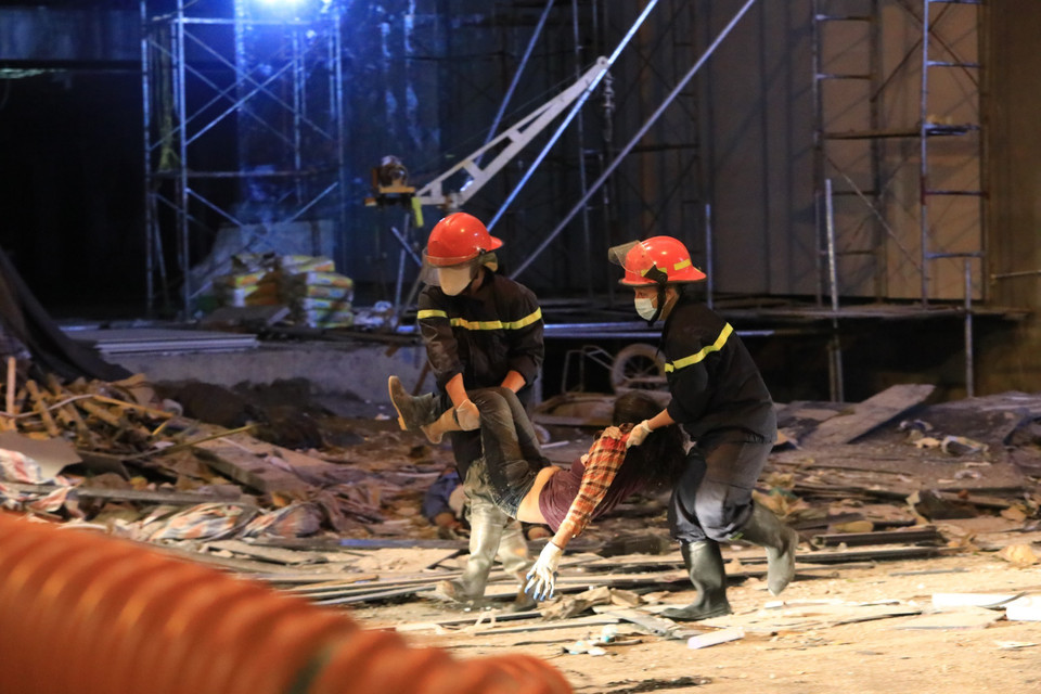 Lực lượng cứu hộ đưa người bị nạn đi cấp cứu. (Ảnh: Thành Đạt/TTXVN)