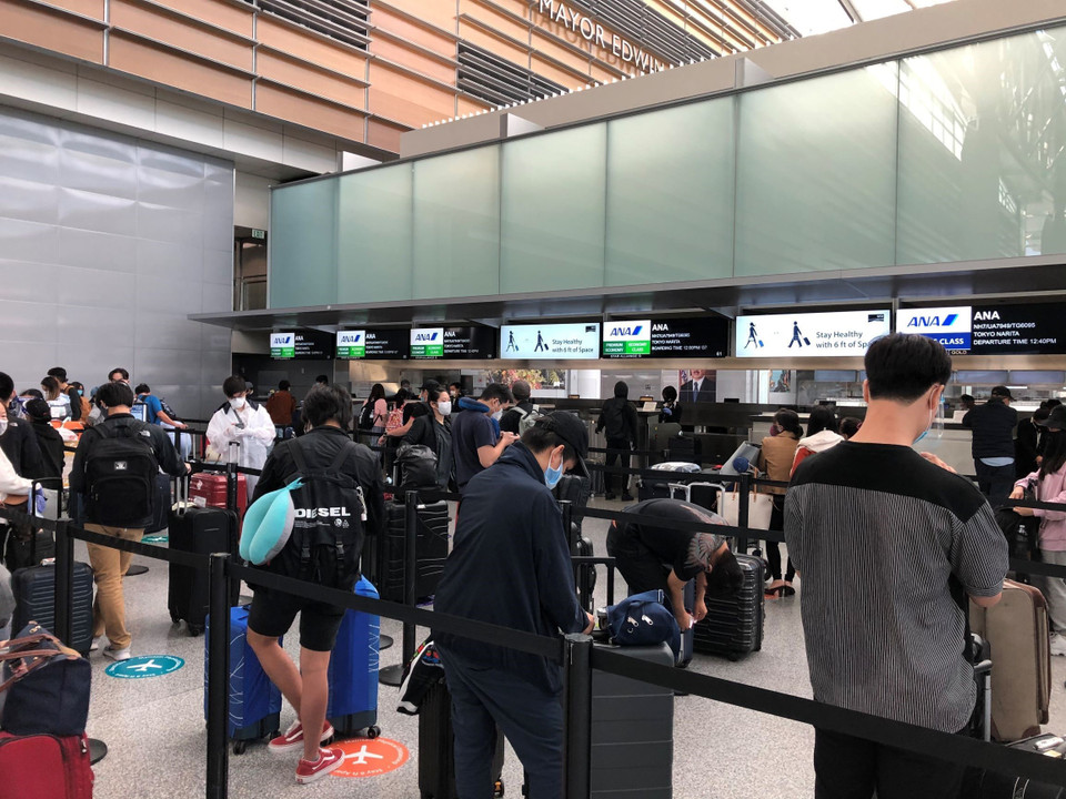 Các công dân chờ lên máy bay về nước. (Nguồn: TTXVN)