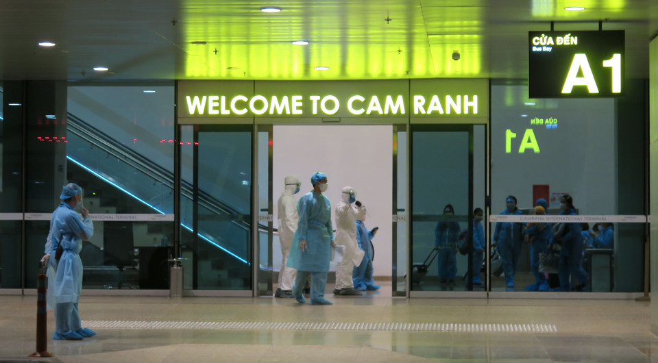 Công dân Việt Nam về nước được kiểm tra và khai báo y tế tại Cảng Hàng không Quốc tế Canh Ranh, Khánh Hòa. (Ảnh: Phan Sáu/TTXVN)