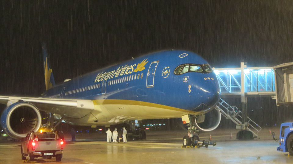 Máy bay đưa công dân Việt Nam về nước đến Cảng Hàng không Quốc tế Canh Ranh (Khánh Hòa). (Ảnh: Phan Sáu/TTXVN)