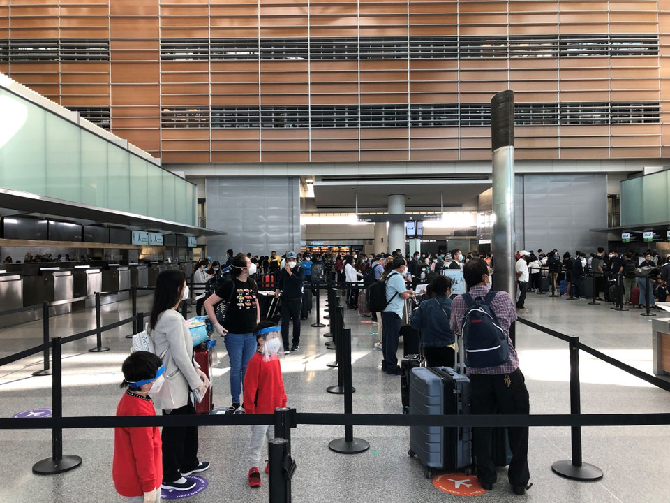 Các công dân chờ lên máy bay về nước. (Nguồn: TTXVN)