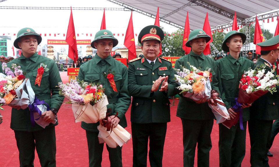 Thượng tướng Hoàng Xuân Chiến, Thứ trưởng Bộ Quốc phòng tặng hoa tân binh huyện Kim Động, tỉnh Hưng Yên lên đường nhập ngũ. (Ảnh: Đinh Văn Nhiều/TTXVN)