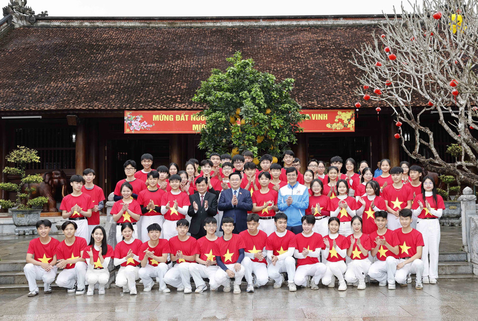 Chủ tịch Quốc hội Vương Đình Huệ với thanh niên và đại biểu tại Khu Di tích Lịch sử Quốc gia Đặc biệt Kim Liên (xã Kim Liên, huyện Nam Đàn). (Ảnh: Nhan Sáng/TTXVN)