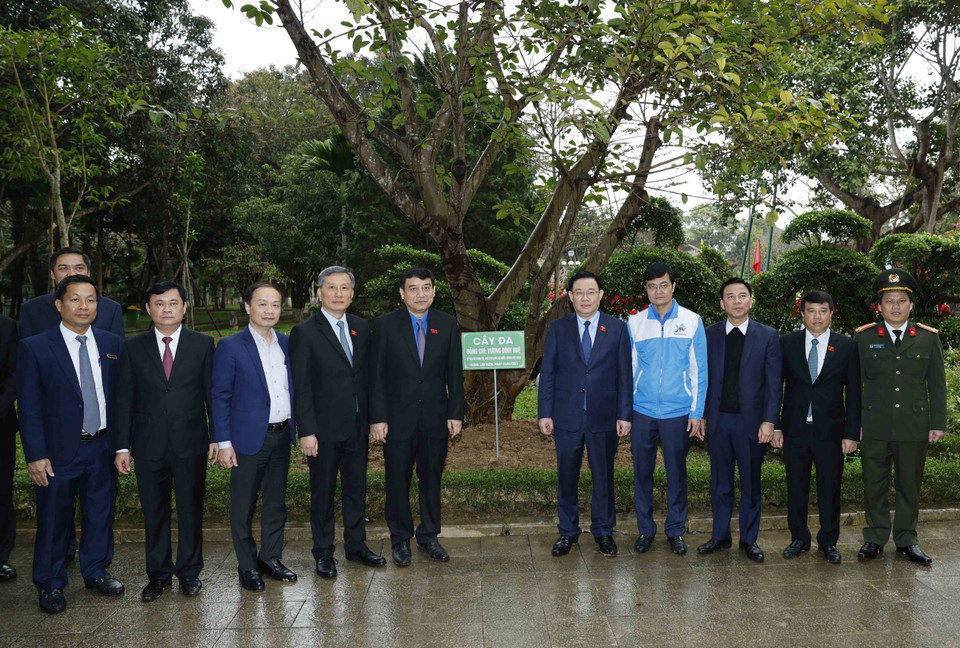 Chủ tịch Quốc hội Vương Đình Huệ trồng cây tại Khu Di tích Lịch sử Quốc gia Đặc biệt Kim Liên (xã Kim Liên, huyện Nam Đàn). (Ảnh: Nhan Sáng/TTXVN)