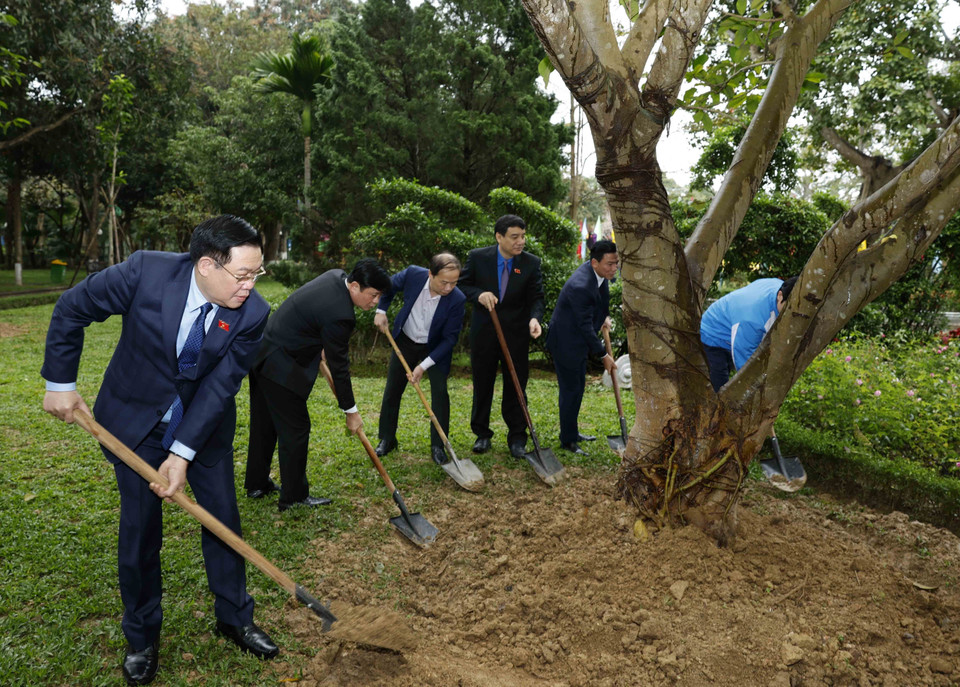 Chủ tịch Quốc hội Vương Đình Huệ trồng cây tại Khu Di tích Lịch sử Quốc gia Đặc biệt Kim Liên (xã Kim Liên, huyện Nam Đàn). (Ảnh: Nhan Sáng/TTXVN)