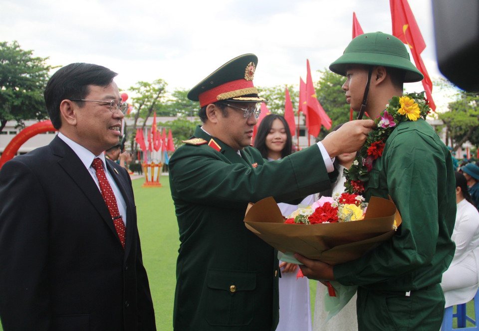 Thượng tướng Phạm Hoài Nam, Ủy viên Trung ương Đảng, Thứ trưởng Bộ Quốc phòng tặng vòng hoa tiễn tân binh lên nhập ngũ ở đơn vị. (Ảnh: Phan Sáu/TTXVN)