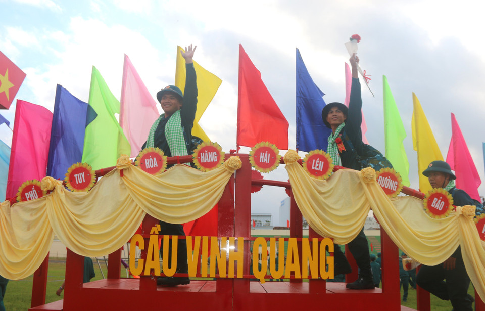 Thanh niên thành phố Tuy Hòa, tỉnh Phú Yên bước qua cầu vinh quang. (Ảnh: Tường Quân/TTXVN)