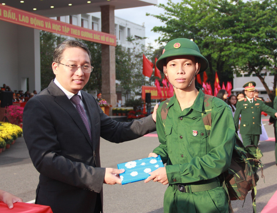 Ông Nguyễn Hải Ninh, Bí thư Tỉnh ủy Khánh Hòa tặng quà cho tân binh thực hiện nghĩa vụ quân sự. (Ảnh: Phan Sáu/TTXVN)