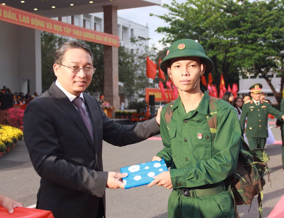 Ông Nguyễn Hải Ninh, Bí thư Tỉnh ủy Khánh Hòa tặng quà cho tân binh thực hiện nghĩa vụ quân sự. (Ảnh: Phan Sáu/TTXVN)