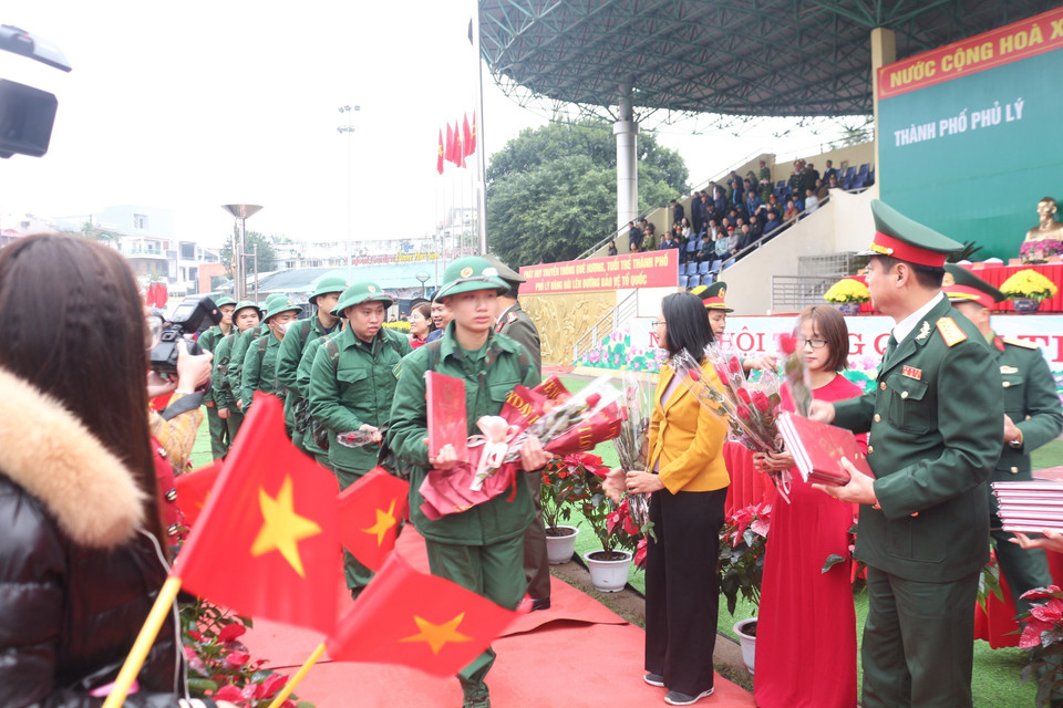 Các tân binh thành phố Phủ Lý, tỉnh Hà Nam lên đường nhập ngũ. (Ảnh: Thanh Tuấn/ TTXVN)