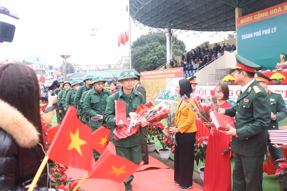 Các tân binh thành phố Phủ Lý, tỉnh Hà Nam lên đường nhập ngũ. (Ảnh: Thanh Tuấn/ TTXVN)