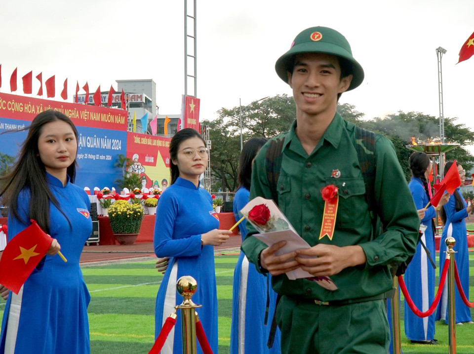 Thanh niên quận Thanh Khê (thành phố Đà Nẵng) hăng hái, phấn khởi lên đường nhập ngũ. (Ảnh: Quốc Dũng/TTXVN)