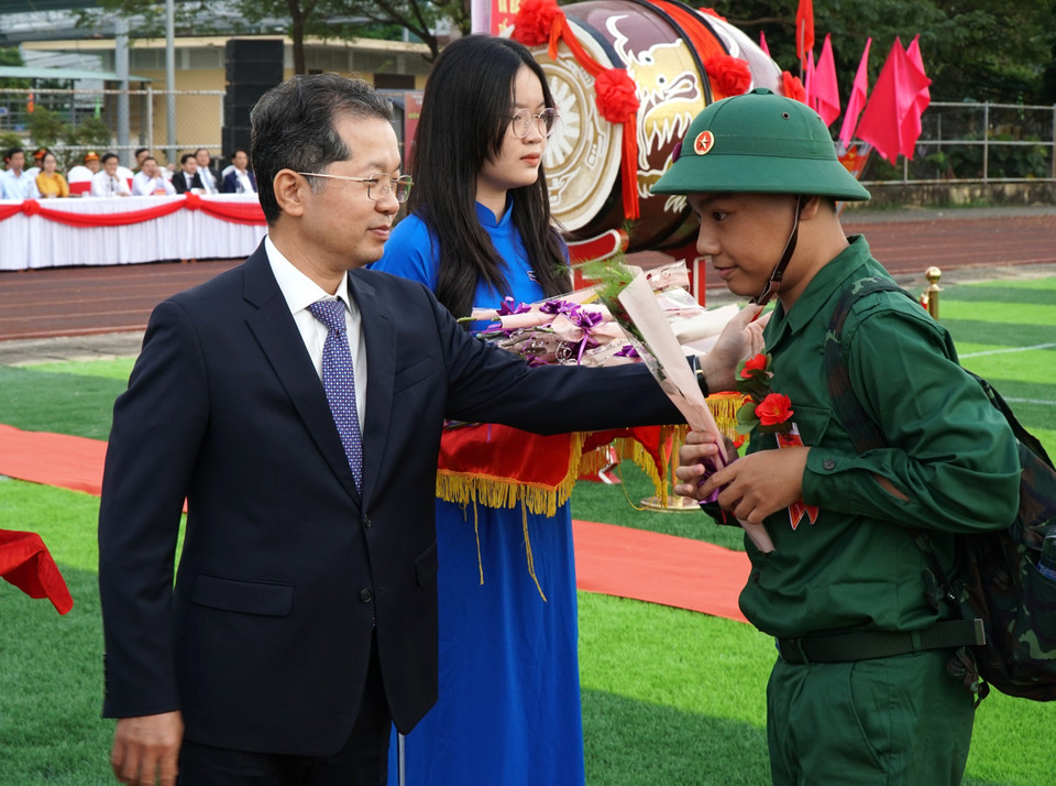 Ủy viên Trung ương Đảng, Bí thư Thành ủy Đà Nẵng Nguyễn Văn Quảng (bên trái) động viên thanh niên quận Thanh Khê (thành phố Đà Nẵng) lên đường nhập ngũ. (Ảnh: Quốc Dũng/TTXVN)