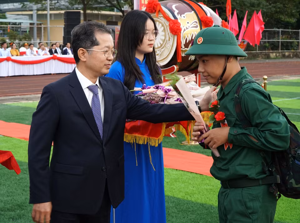Ủy viên Trung ương Đảng, Bí thư Thành ủy Đà Nẵng Nguyễn Văn Quảng (bên trái) động viên thanh niên quận Thanh Khê (thành phố Đà Nẵng) lên đường nhập ngũ. (Ảnh: Quốc Dũng/TTXVN)