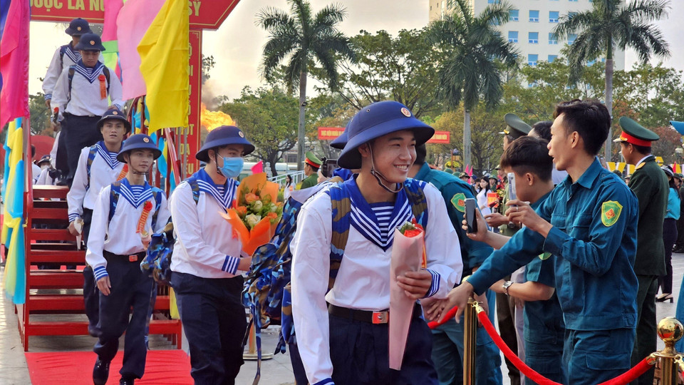 Các tân binh ở Quảng Nam đi qua Cầu vinh quang về đơn vị làm nhiệm vụ. (Ảnh: Trịnh Bang Nhiệm/TTXVN)
