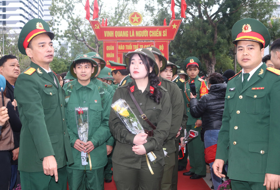 Nữ thanh niên Cao Bằng lên đường thực hiện nghĩa vụ quân sự bảo vệ Tổ quốc. (Ảnh: Chu Hiệu/TTXVN)