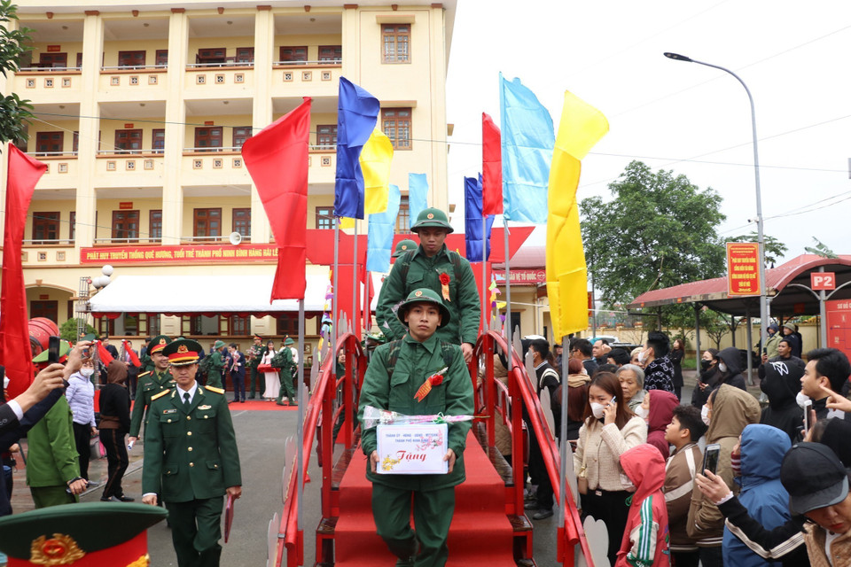 Các tân binh của thành phố Ninh Bình lên đường nhập ngũ. (Ảnh: Đức Phương/TTXVN)