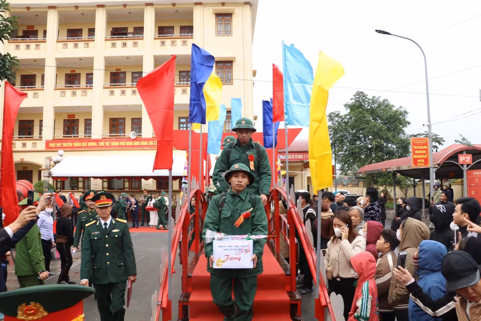 Các tân binh của thành phố Ninh Bình lên đường nhập ngũ. (Ảnh: Đức Phương/TTXVN)