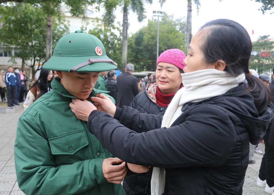 Giây phút chia tay công dân lên đường nhập ngũ ở Cao Bằng. (Ảnh: Chu Hiệu/TTXVN)