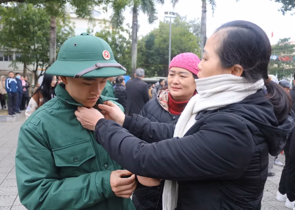 Giây phút chia tay công dân lên đường nhập ngũ ở Cao Bằng. (Ảnh: Chu Hiệu/TTXVN)