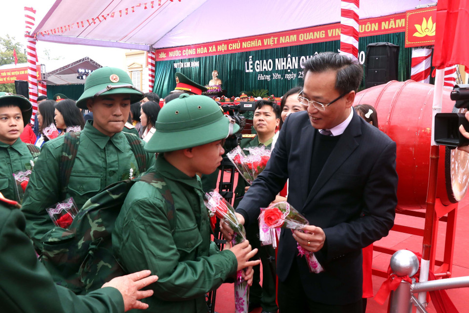 Bí thư tỉnh ủy Hưng Yên Nguyễn Hữu Nghĩa tặng hoa tân binh huyện Kim Động, tỉnh Hưng Yên lên đường nhập ngũ. (Ảnh: Đinh Văn Nhiều/TTXVN)