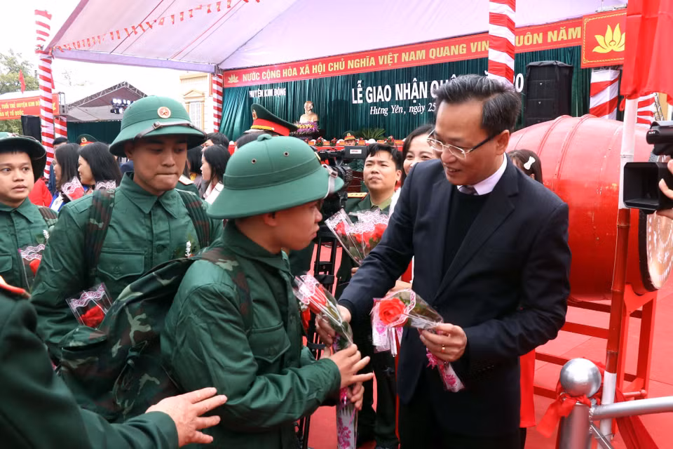 Bí thư tỉnh ủy Hưng Yên Nguyễn Hữu Nghĩa tặng hoa tân binh huyện Kim Động, tỉnh Hưng Yên lên đường nhập ngũ. (Ảnh: Đinh Văn Nhiều/TTXVN)
