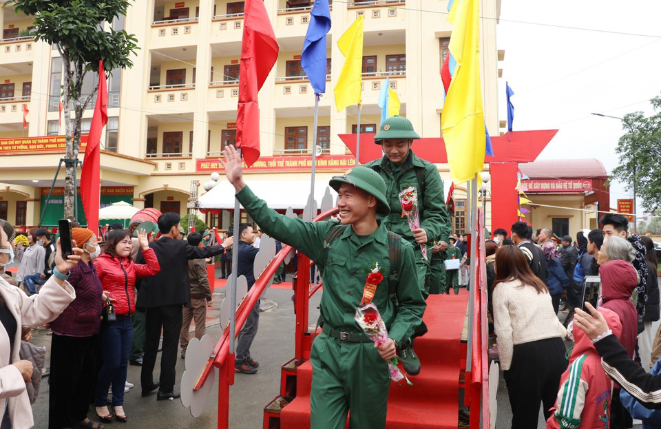 Các tân binh của thành phố Ninh Bình lên đường nhập ngũ. (Ảnh: Đức Phương/TTXVN)