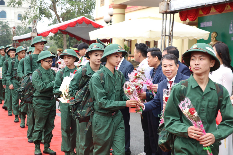 Các tân binh của thành phố Ninh Bình lên đường nhập ngũ. (Ảnh: Đức Phương/TTXVN)