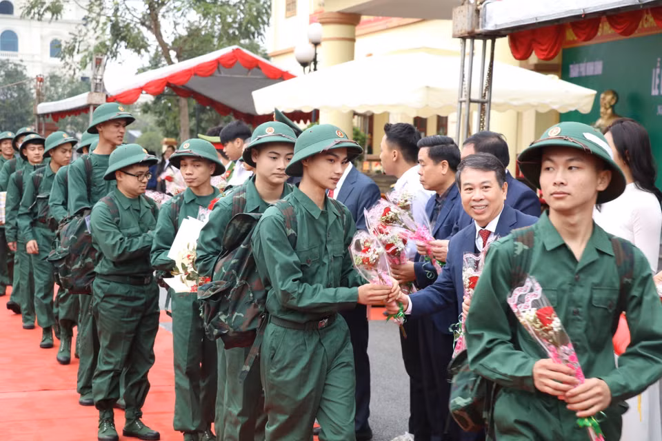 Các tân binh của thành phố Ninh Bình lên đường nhập ngũ. (Ảnh: Đức Phương/TTXVN)