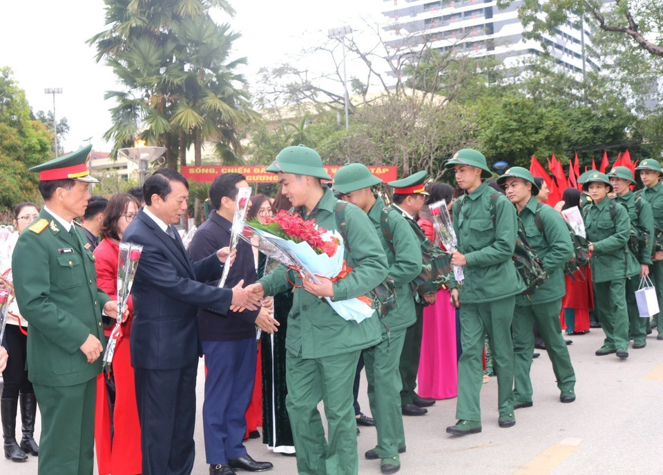 Chủ tịch Ủy ban Nhân dân tỉnh Cao Bằng Hoàng Xuân Ánh tặng hoa các công dân lên đường nhập ngũ. (Ảnh: Chu Hiệu/TTXVN)