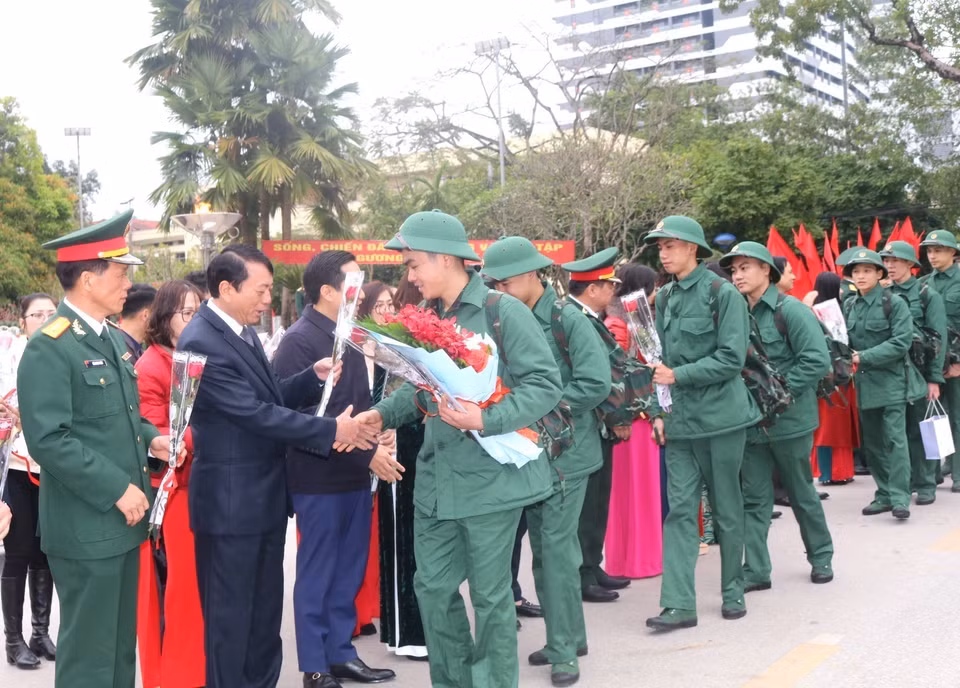Chủ tịch Ủy ban Nhân dân tỉnh Cao Bằng Hoàng Xuân Ánh tặng hoa các công dân lên đường nhập ngũ. (Ảnh: Chu Hiệu/TTXVN)