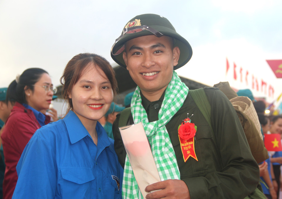 Thanh niên tỉnh Phú Yên chia tay người thân trước khi lên đường nhập ngũ. (Ảnh: Tường Quân/TTXVN)