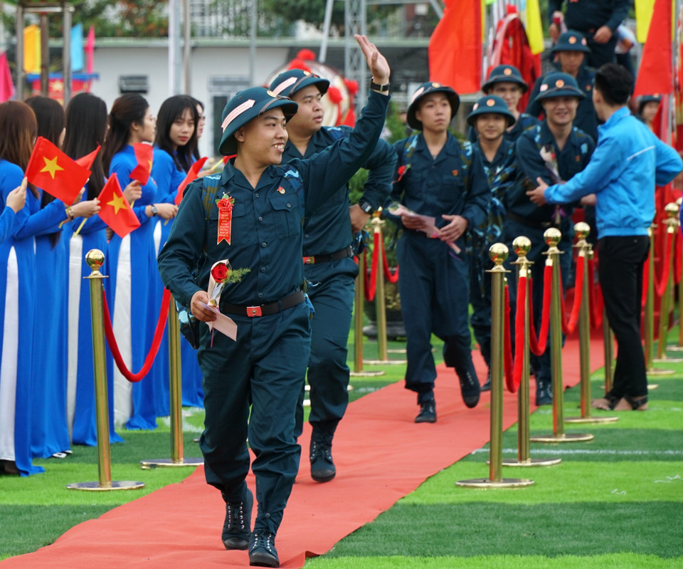 Thanh niên quận Thanh Khê (thành phố Đà Nẵng) vẫy tay chào người thân trước khi lên đường nhập ngũ. (Ảnh: Quốc Dũng/TTXVN)