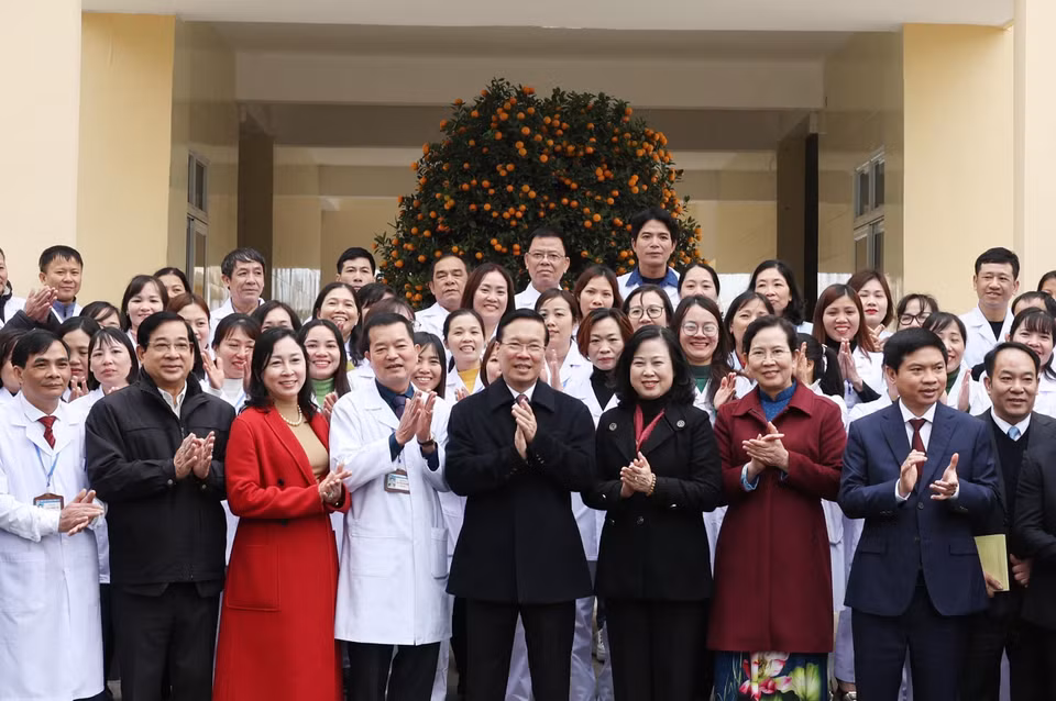 Chủ tịch nước Võ Văn Thưởng thăm, chúc mừng các Thầy thuốc của Trạm Y tế xã Thanh Phong, huyện Thanh Liêm, tỉnh Hà Nam. (Ảnh: Thống Nhất/TTXVN)